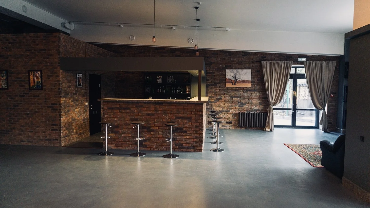 Барная зона 314 Loft — кирпичная стойка, барные стулья, бетонный пол