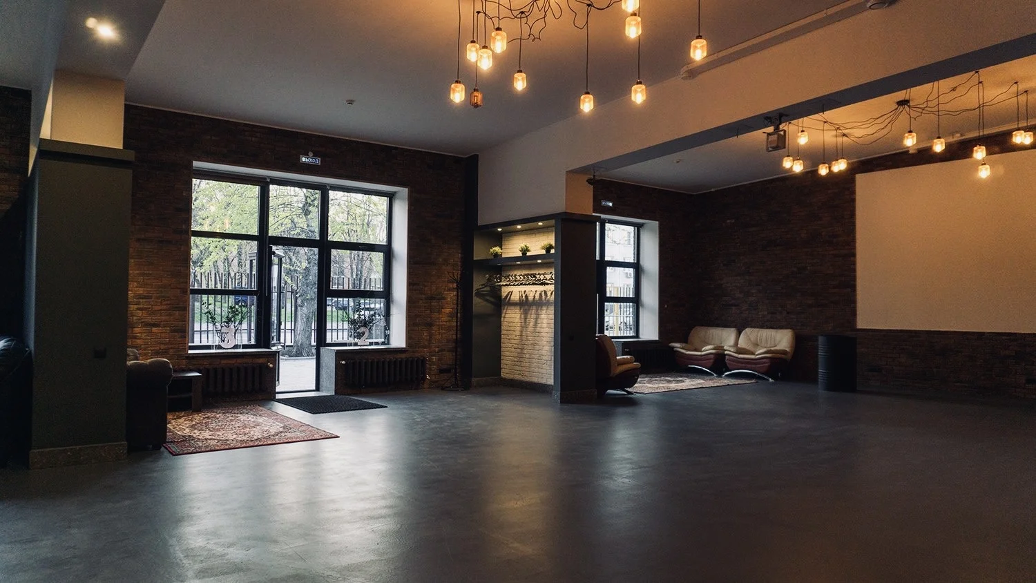 Основной зал 314 Loft — панорамный вид, подвесные лампы, кирпичные стены, бетонный пол