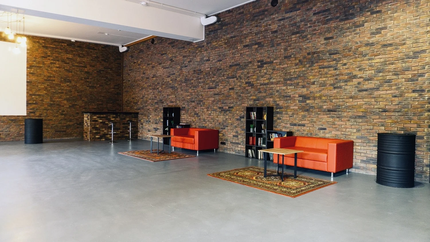 Зона отдыха 314 Loft — оранжевые диваны, кирпичная стена, бочки в стиле лофт